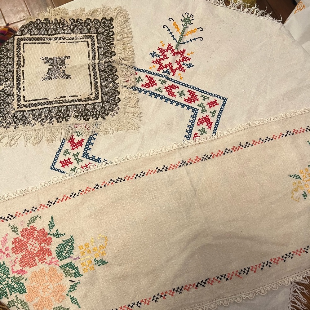 BUNDLE SET OF CROSS STITCH VINTAGE TABLE LINENS!